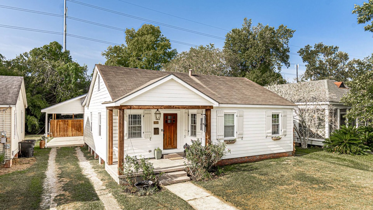 Highlands - Perkins House | Classic-contemporary Bungaleaux in a prime location, your home away from home.
