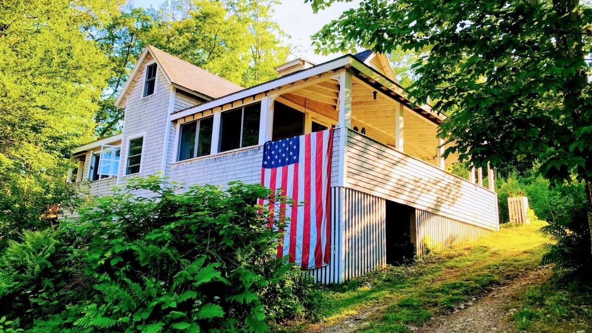 Northport Cottage | Classic cottage overlooking Ocean. 3min walk to beach.