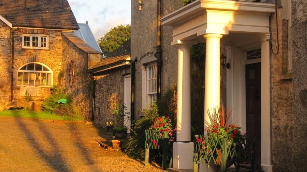 Llandybie Cottage | Classic Cottage with Mountain View Brewhouse at Glynhir Mansion