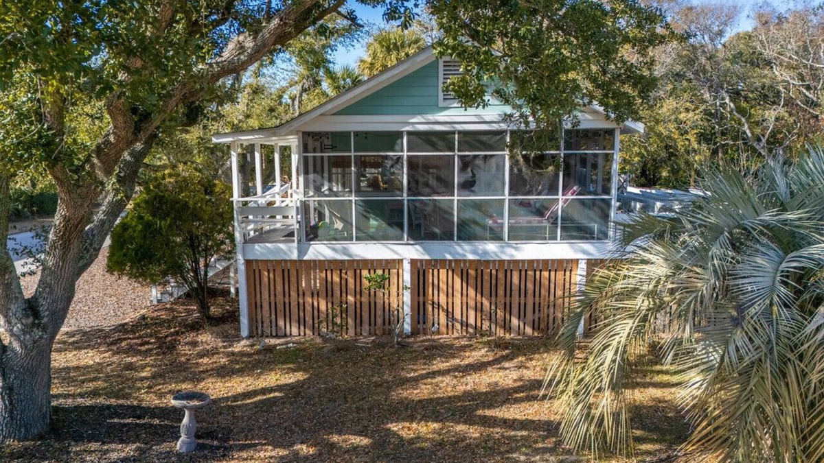 Edisto Island House | Classic Edisto Cottage with large screened in porch