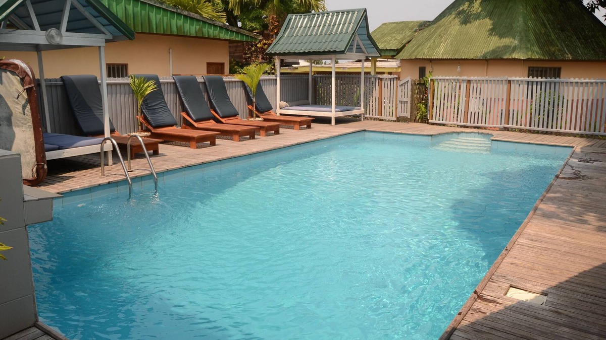 Kribi Apartment | Classic ground floor apartment Ile et Vilaine Bathroom shower-Sea view