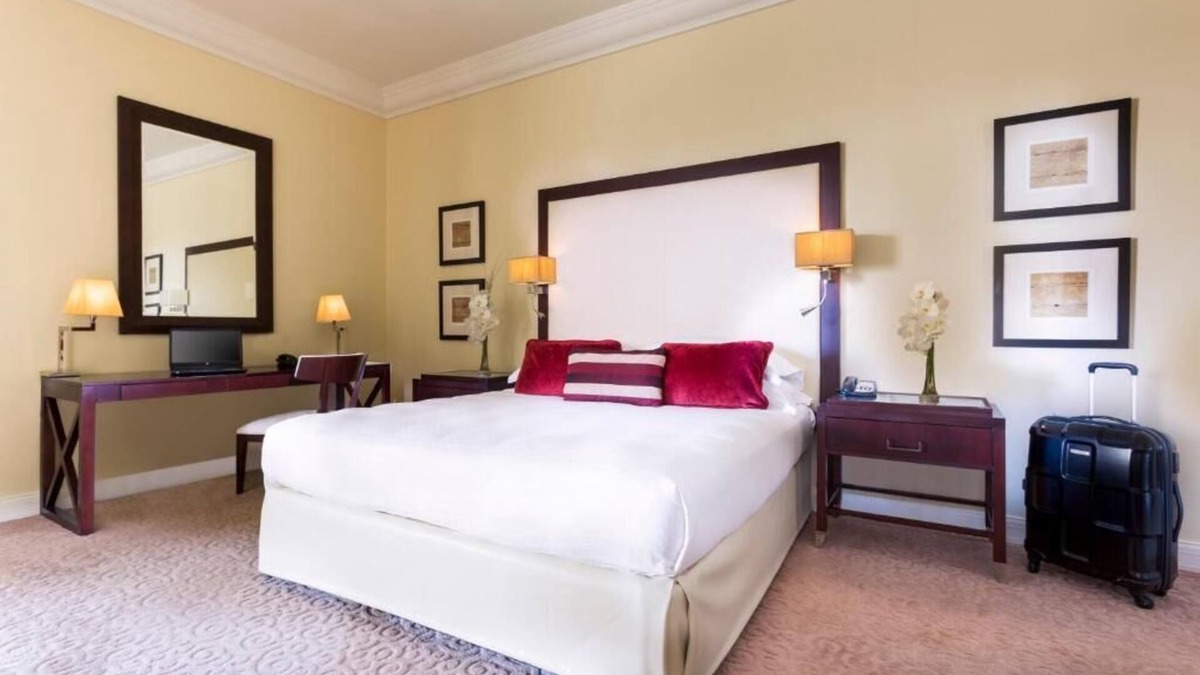 Garhoud House | Classic King Room Near Le Royal Club Dubai
