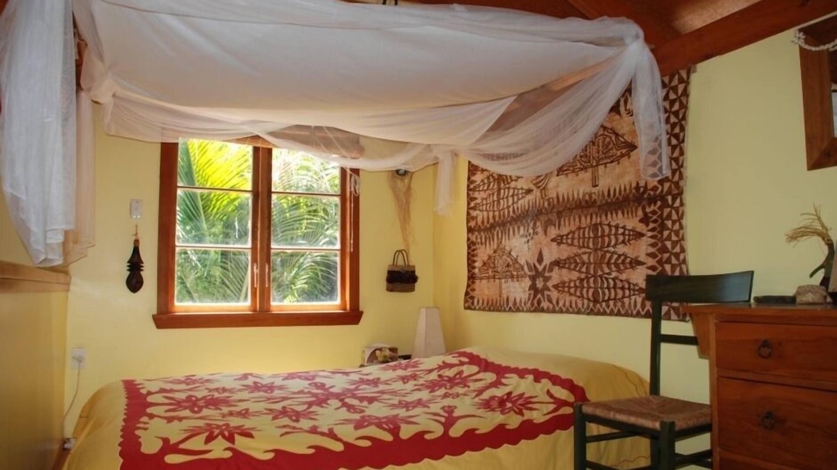 Onetangi House | Classic kiwi bach in native bush - No cleaning fee.
