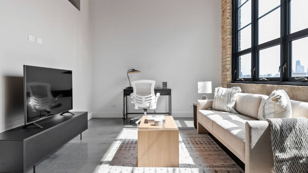 Sheffield Neighbors Apartment | Classic Lincoln Park 1BR w/ W/D, Gym & Roof, nr I-90, by Blueground