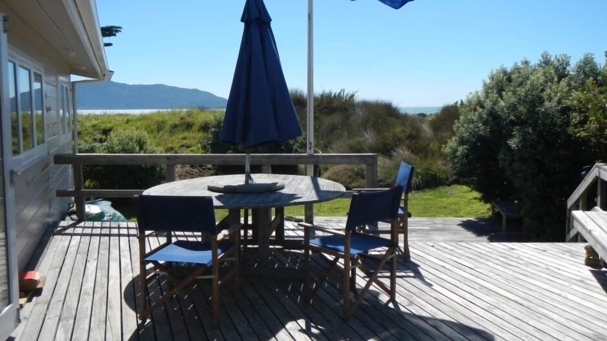 Waikanae House | Classic Lockwood - beach front location