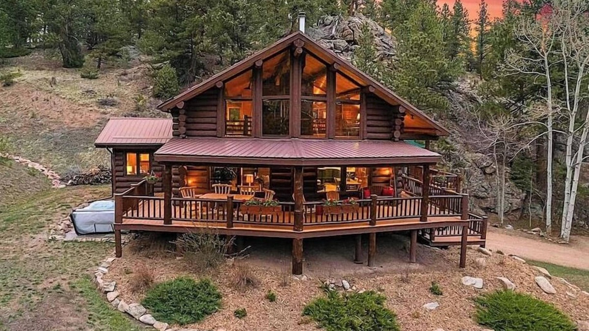 Lyons Cabin | Classic Log Cabin near Rocky Mt Nat'l Park and Ski