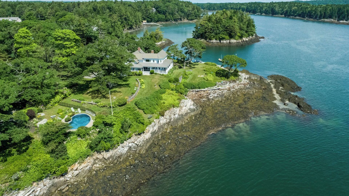 Harpswell House | Classic Maine cottage set on its own peninsula with stunning views