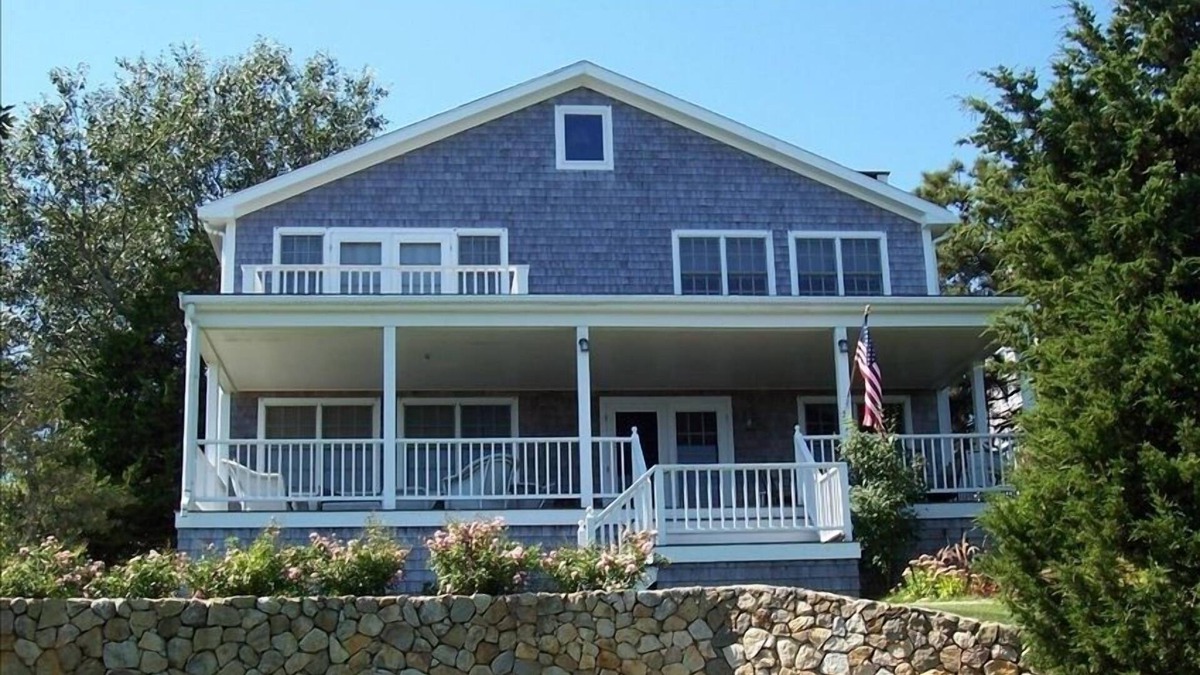East Chop House | Classic Marthas Vineyard Summer Home: Ocean Views, Steps to Beach and Oak Bluffs