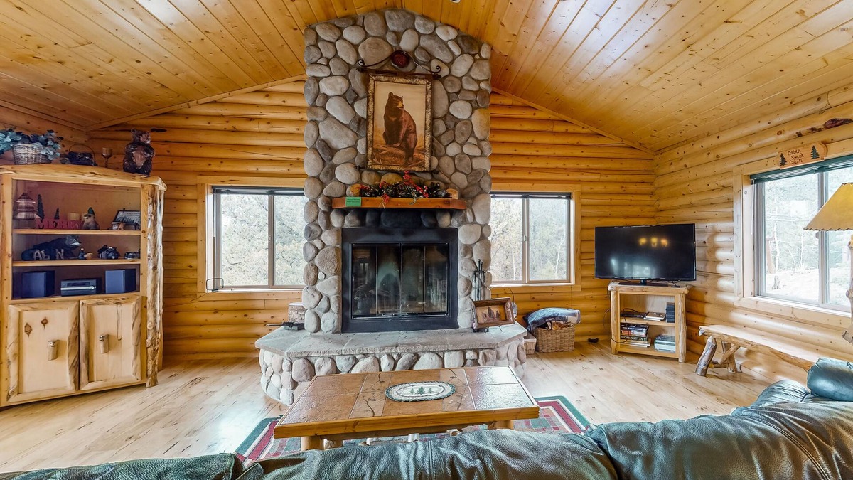 Rainbow Valley Cabin | Classic Mountain Home w/Stunning Views, WiFi, Private Hot Tub & Fireplace
