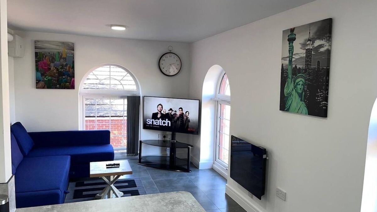 Smethwick Apartment | Classic Nest-Sleeps 6-Free Parking-High Speed WiFi