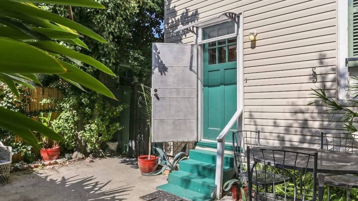 Carrollton Apartment | Classic New Orleans |Steps to Streetcar| Courtyard