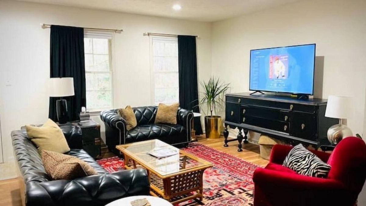 Covington House | Classic on Cherry- Private Home - 1.3m from Town square -Covington -Mystic Falls