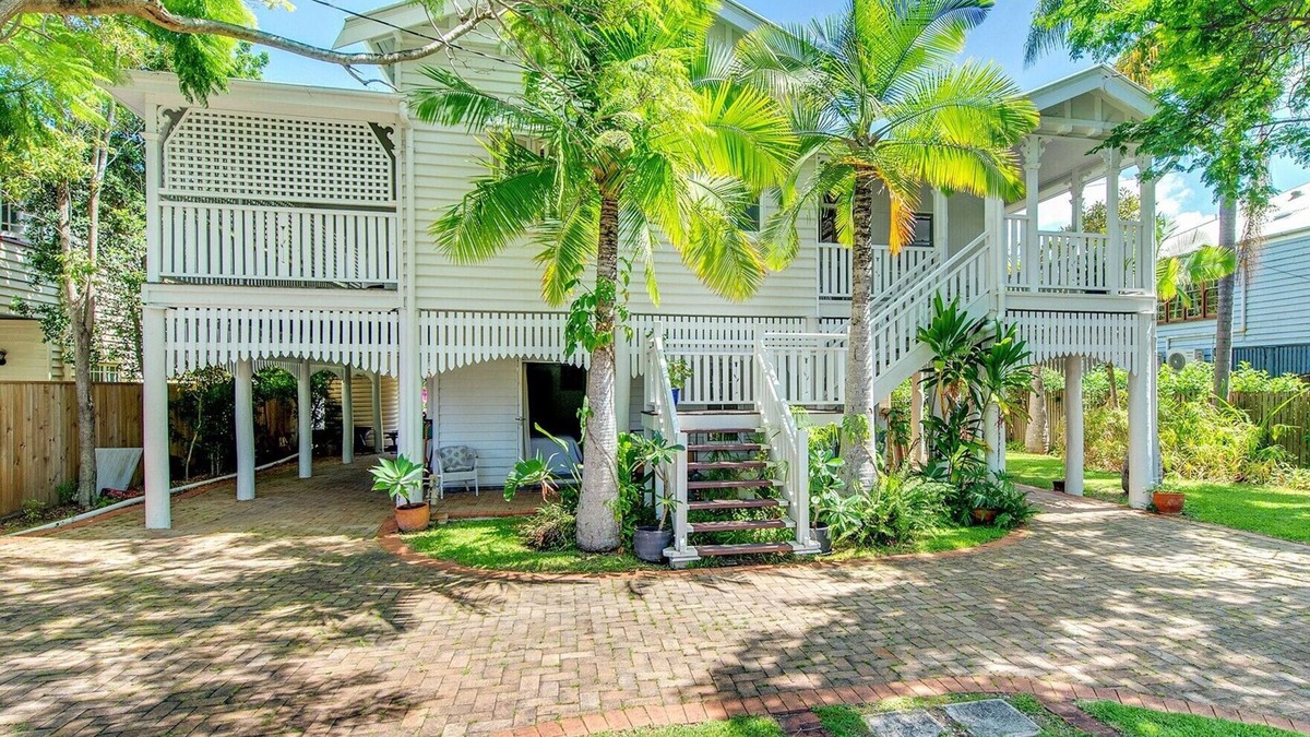 Hawthorne House | Classic Queenslander Close to City cat and Hawthorne Rd Shops & Restaurants hub