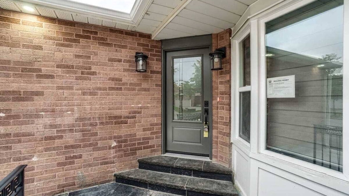 Brampton West House | Classic Romantic 2 Bedroom Detached, Free Wi-fi & Parking.