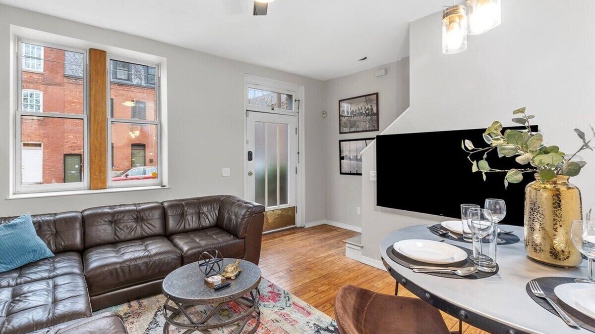 Soulard Apartment | Classic Soulard 2BD King Master & Private Deck