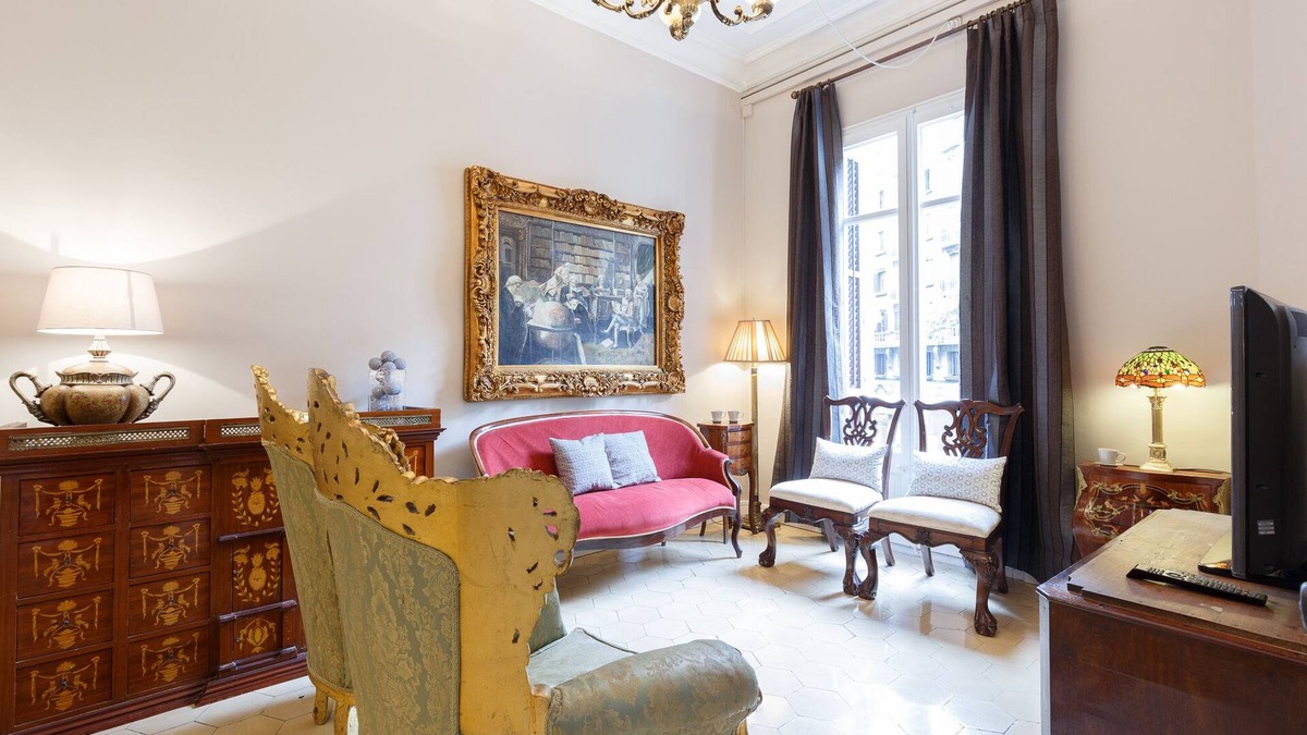 Gothic Quarter Apartment | Classic style 7 bedroom apartment in the city center