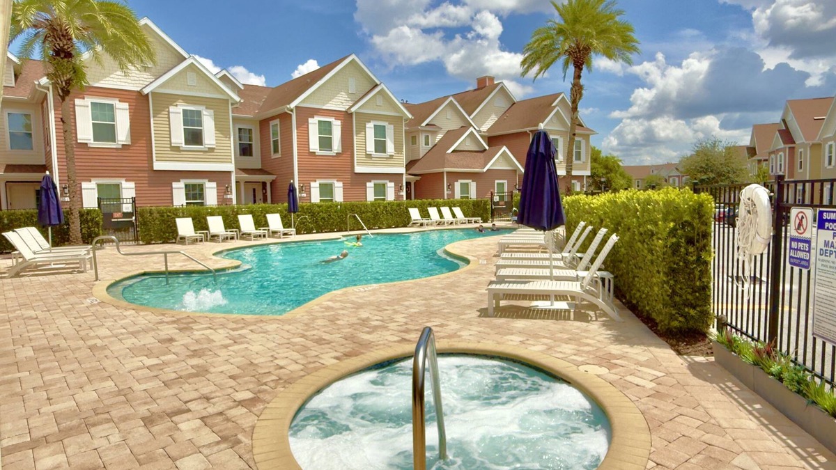 West Kissimmee House | Classic-Style Townhome Near Disney with Beautiful Community Pool!