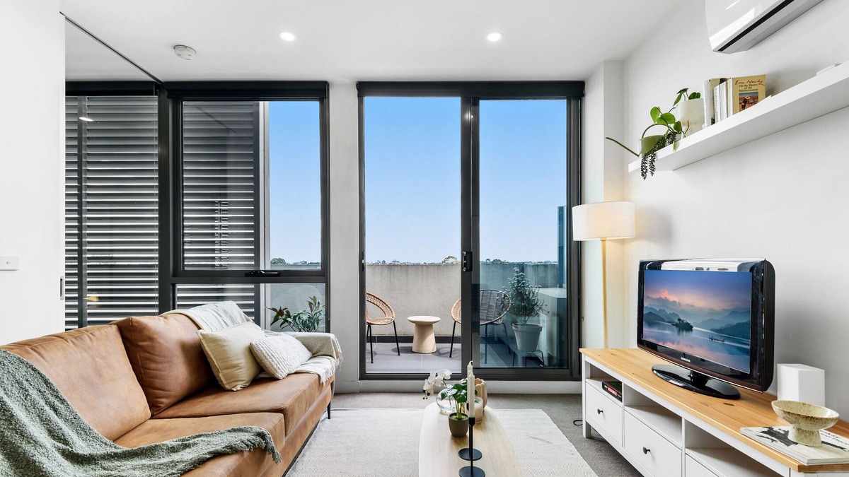 Northcote Apartment | Classy 1-Bed Unit on High Street with City Views