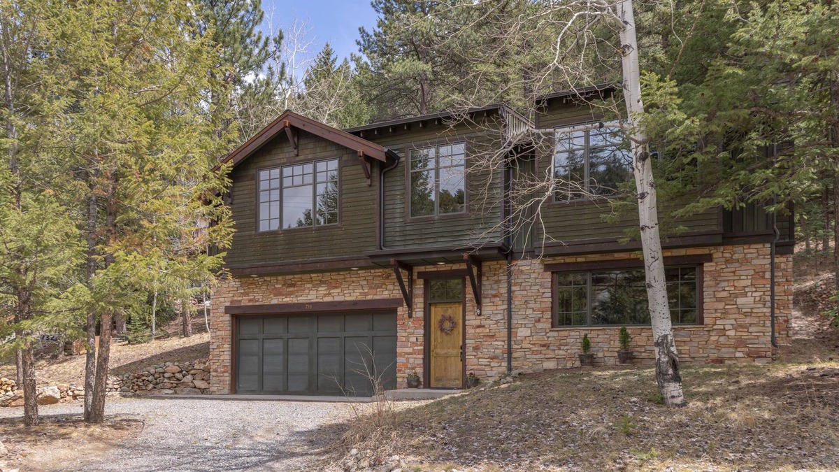 Idaho Springs House | Classy Craftsman by the Creek: fully remodeled, hot tub, walk to town