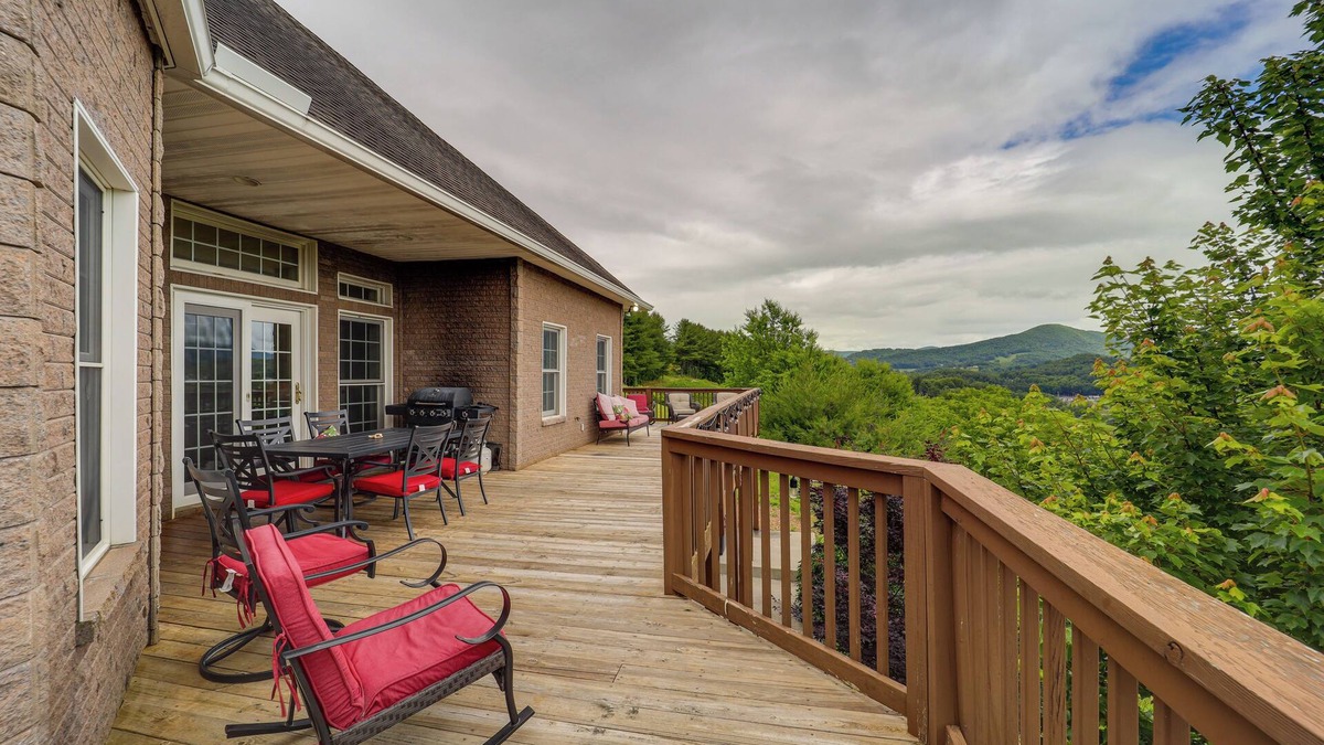 West Jefferson House | Classy Home w/Hot Tub + Mt. Jefferson Views!