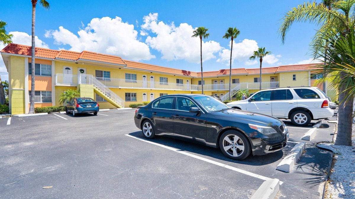 Belle Vista Condo | Classy Updated Condo | Steps from the Beach