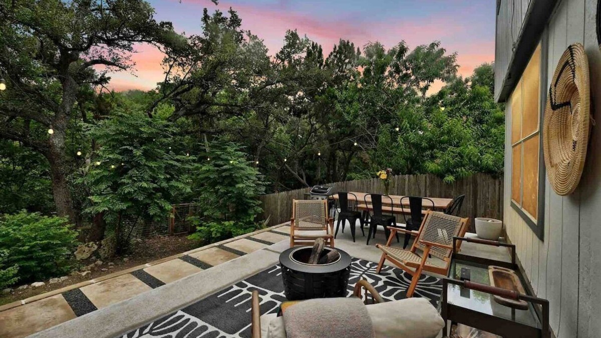 Block House Creek House | Claudia · Artist Retreat on the Creek | Sleeps 10 | Hot tub