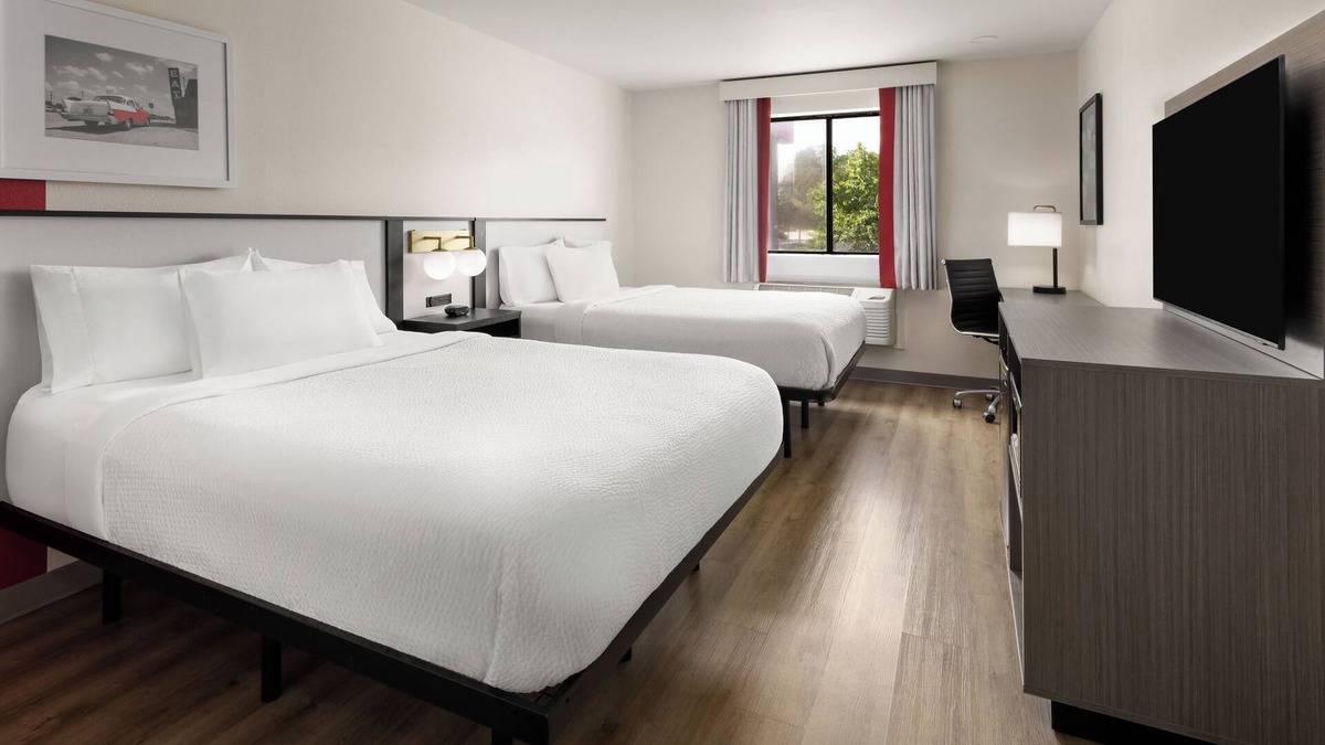 York Hotel | Clean 2 Queen-Bed Room in York just off I-83 Hershey Harrisburg