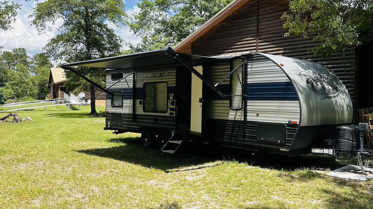 Middleburg House | Clean 30’ Travel Trailer on a small 5 acre farm. Bring the kids, room for 7!