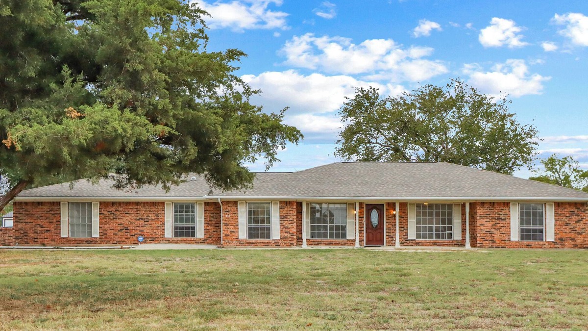 Parker House | Clean 4-bedroom Ranch on 2 Acres Near City