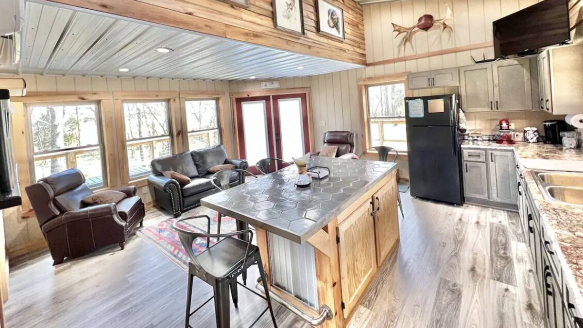 Bakerton Cabin | Clean and Cozy Cabin in the Trees w/ Boat Ramp!