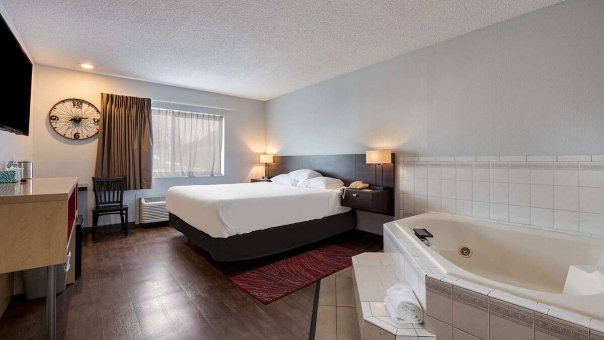 Ontario Hotel | Clean and Safe Stay! Indoor Pool, Pet-friendly, Free Parking and Breakfast!