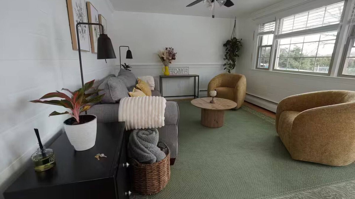 New Britain House | Clean, Bright & Private WHOLE HOUSE 4 YOU. Safe, Centrally Located, Garage