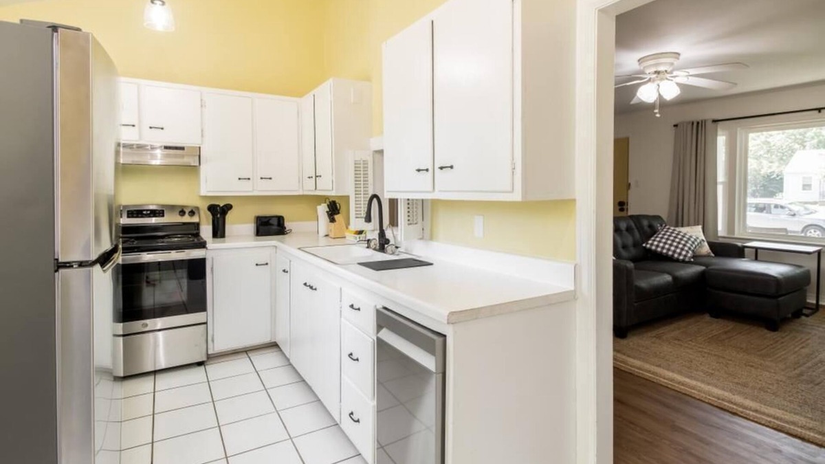 Hutchinson House | Clean & Comfortable Cottage in the Heart of Hutch!