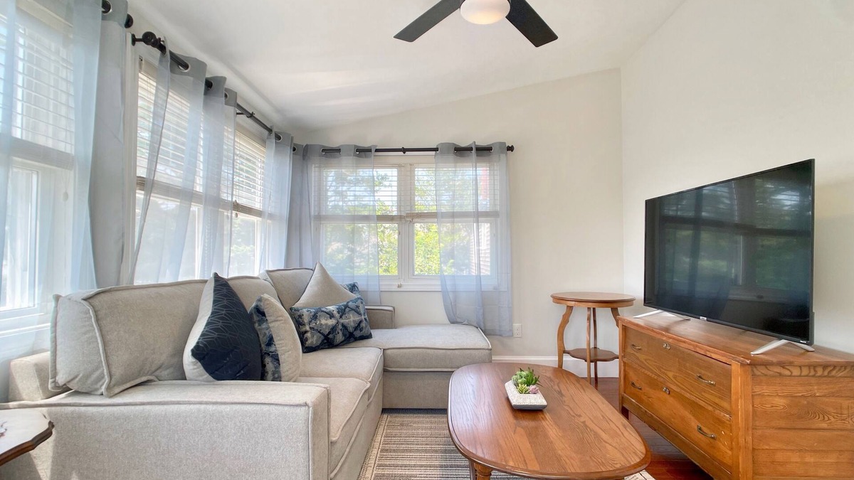 Newport East Apartment | Clean & Cozy 2Bed by the Beach & Newport