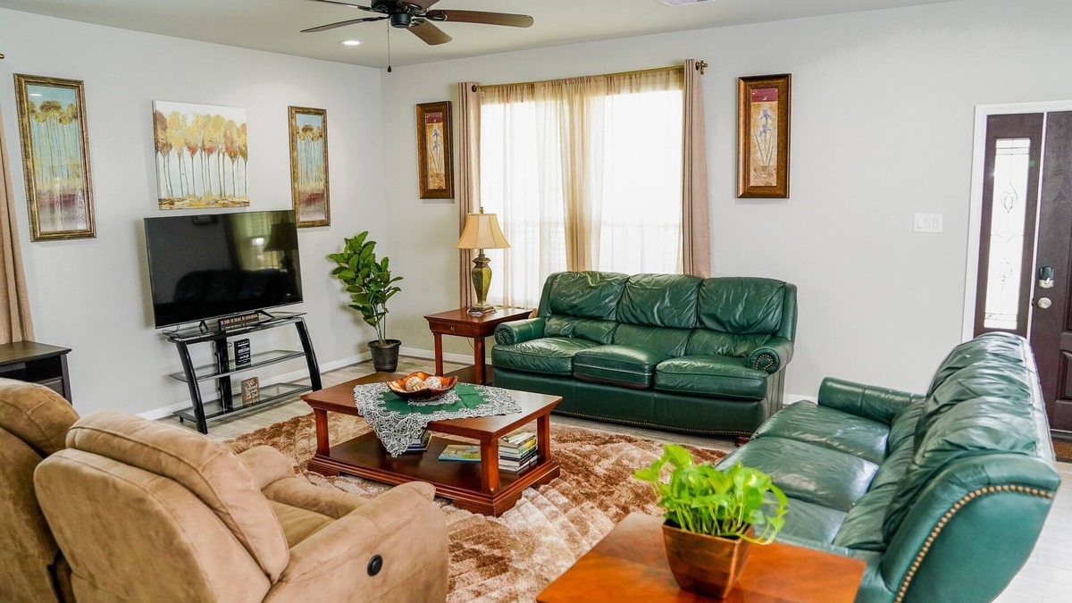 Conroe House | Clean & Cozy new Home, 30 mins to George Bush INTL/downtown 5 mins to woodlands