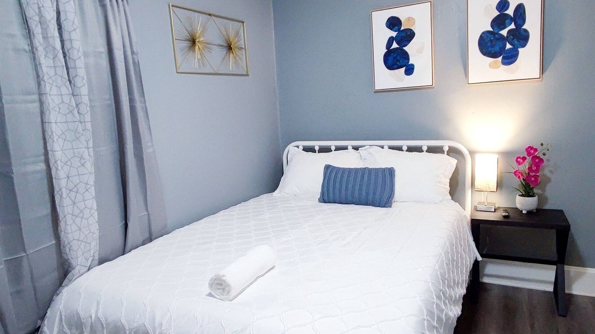 Near Eastside House | Clean/Cozy Studio 2-Near DT Indianapolis/Queen Bed