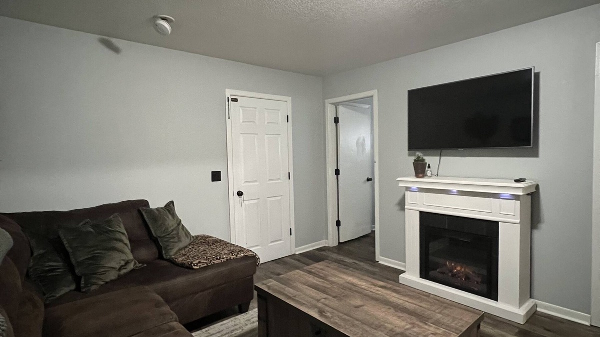 La Crosse Apartment | Clean & Cozy
