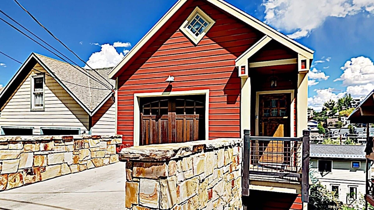 Downtown Park City House | CLEAN Fabulous 4BR House steps 2 ski/main, hottub, views, fireplace, walk to all