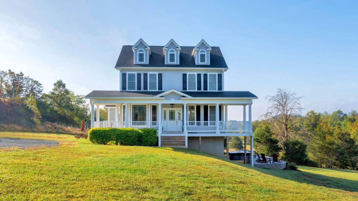 Afton House | Clean family-friendly 5BR in the HEART of Virginia's Wine Country - Amazing views, basement game room, new outdoor patio
