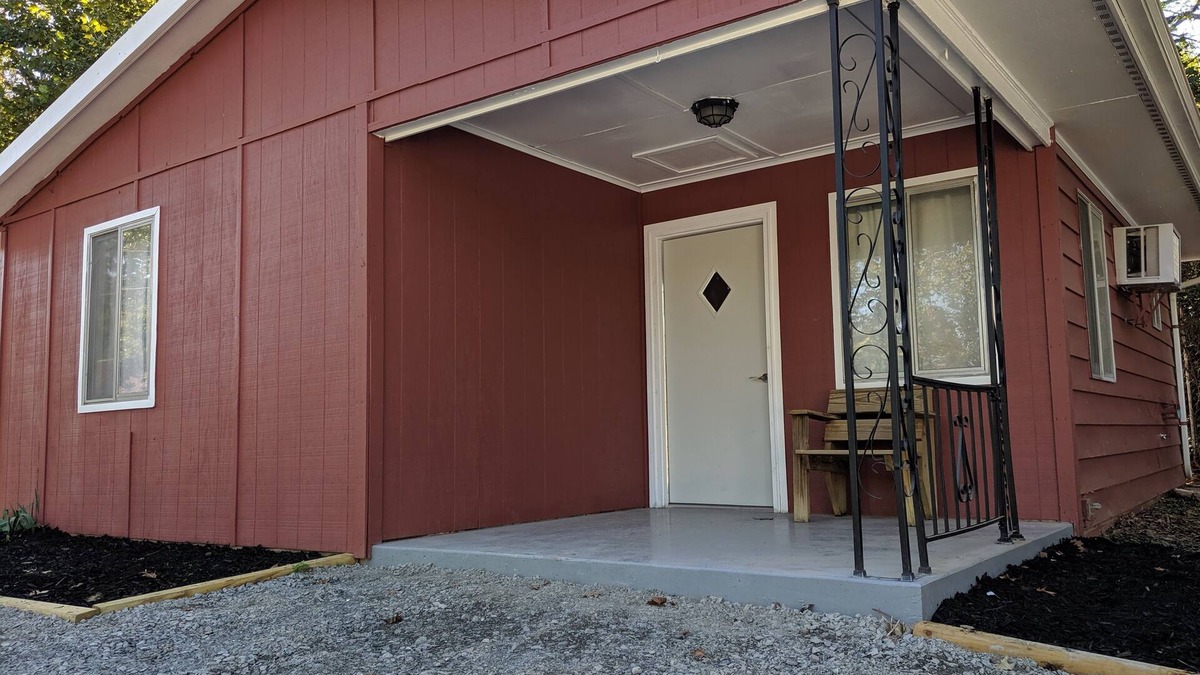 Cadiz Cabin | Clean, full kitchen, stand alone cabin
