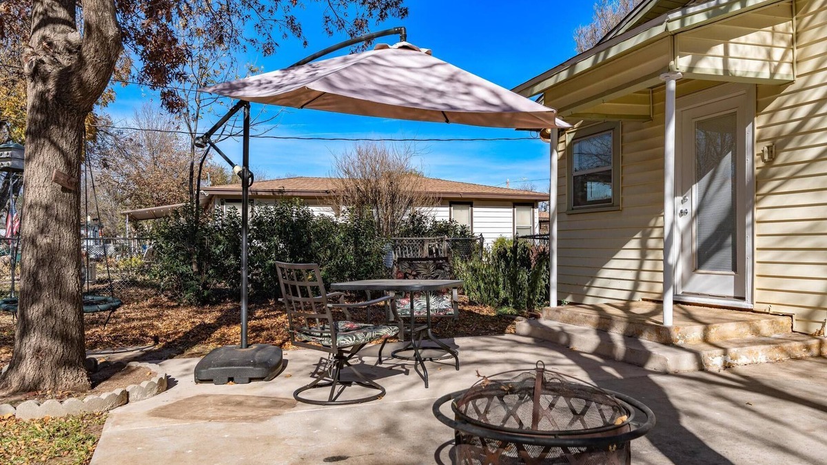 Over Place Area House | Clean & Happy beachvibes! Great yard & Firepit out back! Some pets welcome!