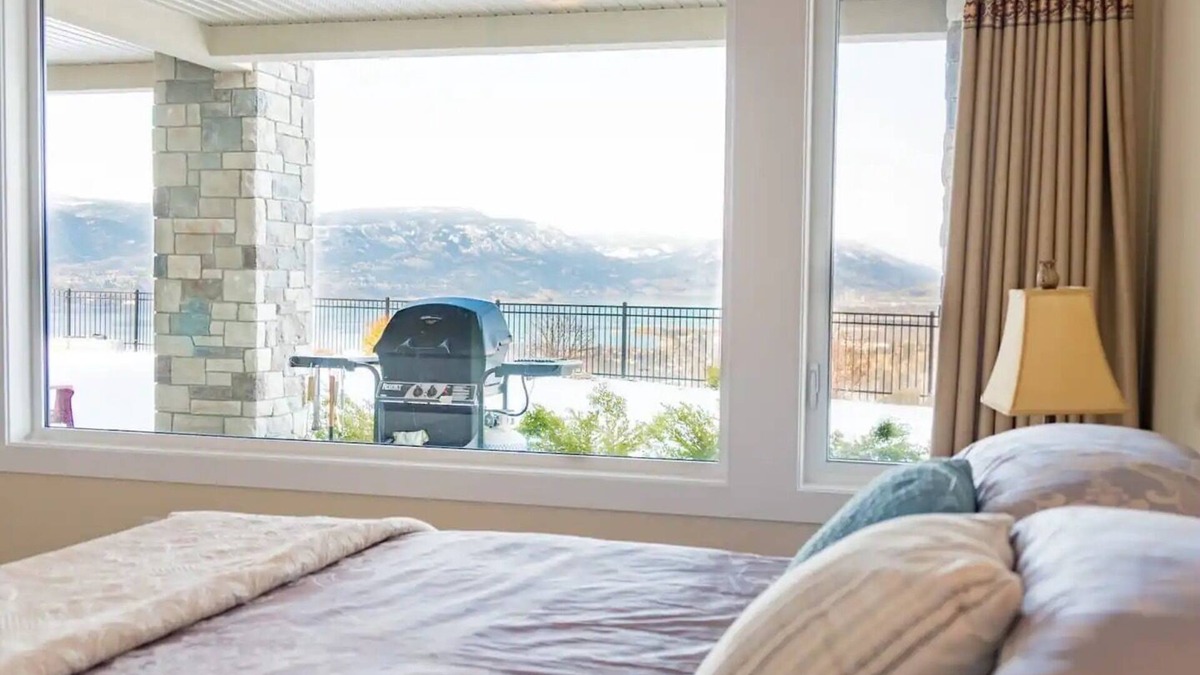 Southwest Mission House | Clean Home with Breathtaking Lakeview in Kelowna