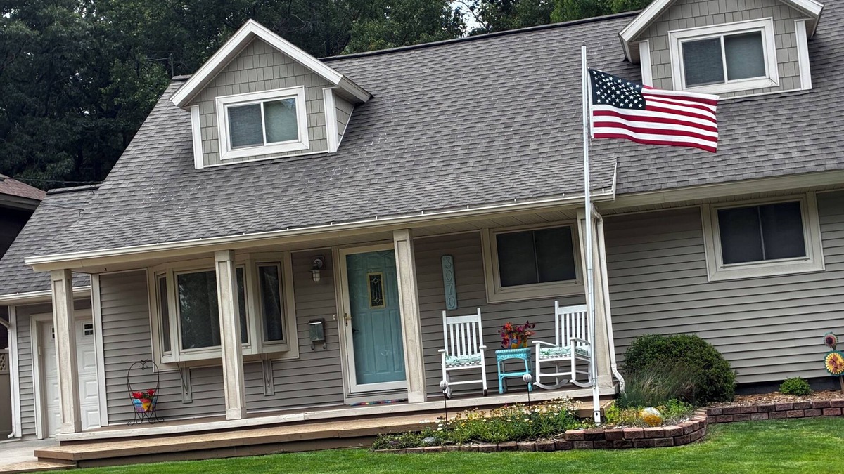 Beachwood-Bluffton House | CLEAN ~Lake Michigan Sandy Beach Access~ Pet Friendly ~ Hot tub ~ Sleeps 10