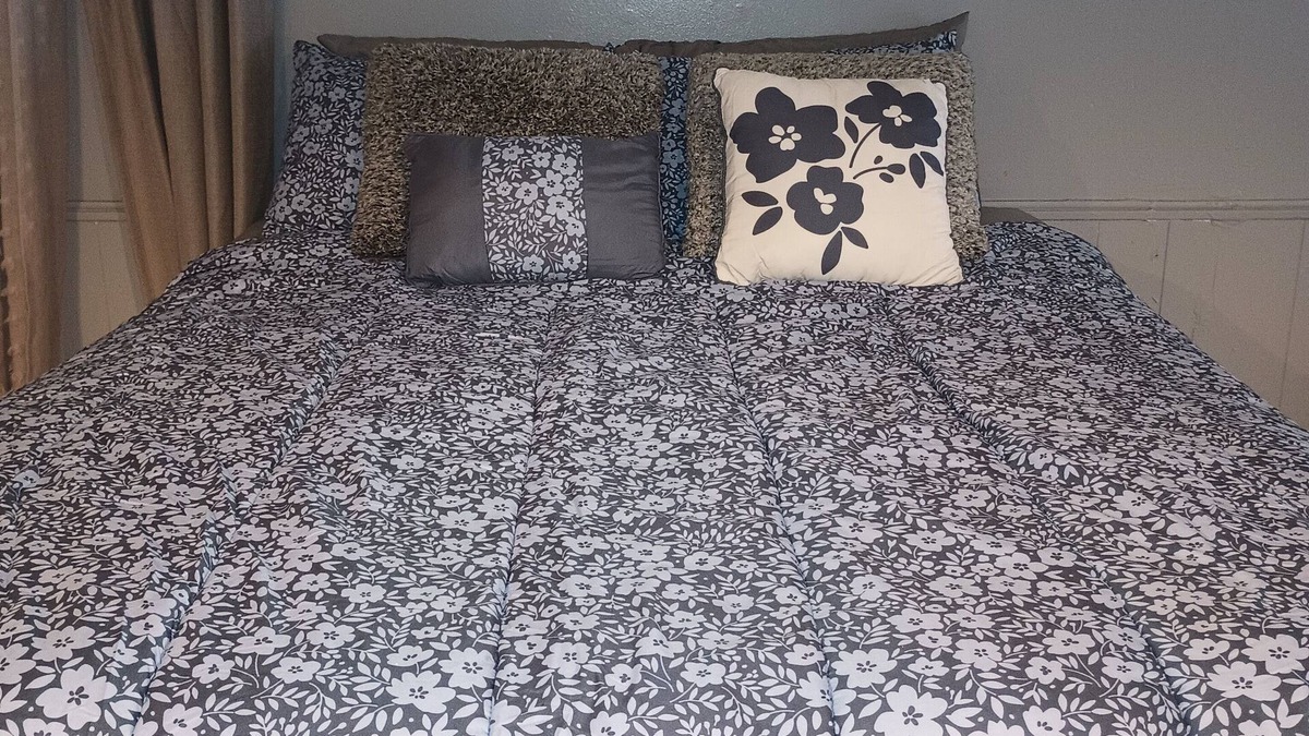 Queens House | Clean, Quiet safe place in Queens. Around the corner from green Acres Mall