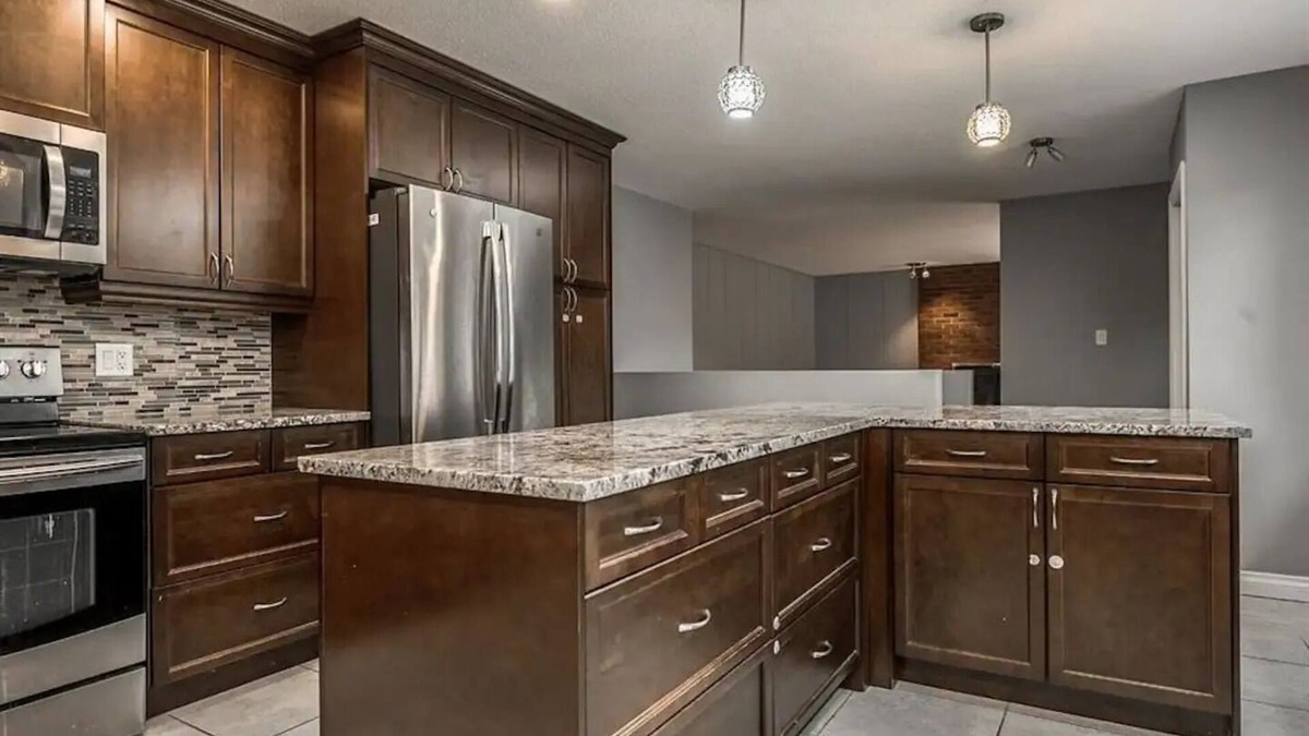 Northwest Calgary House | Clean-Safe-Bungalow Near University and Hospital.