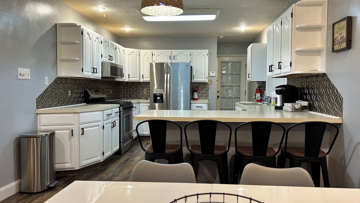 Deptford House | Clean Spacious Family Friendly Home Close to Historic Philadelphia 3 BR-sleeps 6