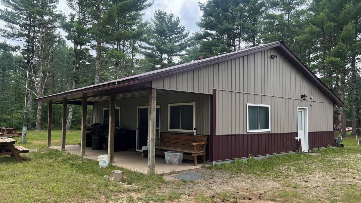 Black River Falls Cabin | Clear Creek Cabin- 10 acres of privacy, Pond, Creek, Pet Friendly
