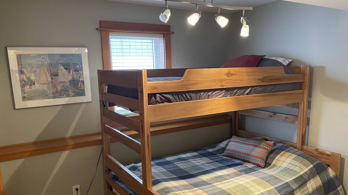 Okanagan-Similkameen Cabin | Clearview in lower suite close to village