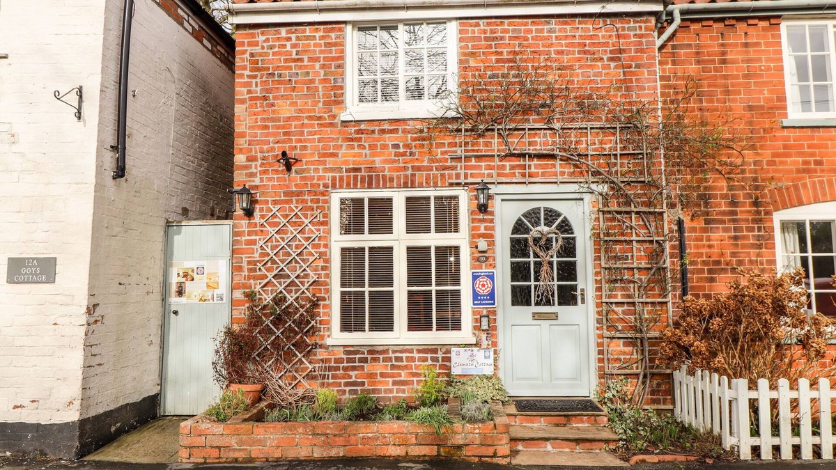 Tealby Cottage | CLEMATIS COTTAGE, pet friendly, with open fire in Market Rasen