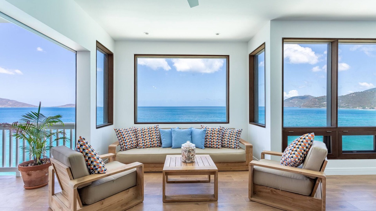 West End Villa | CLIFF HOUSE ONE spectacular design, 2 min walk to 2 beaches, surf & restaurants